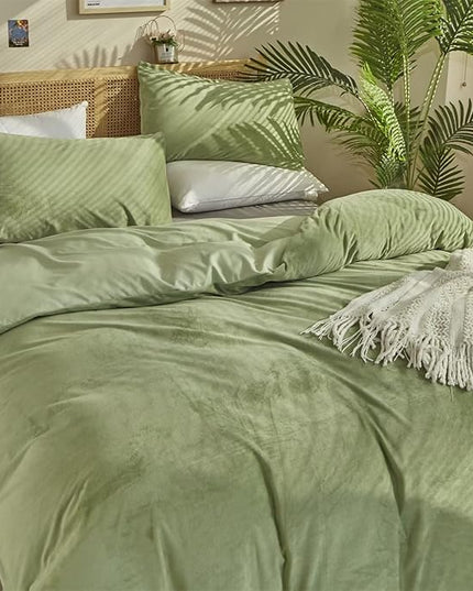 Houseri California King Sage Green Comforter Set Velvet Warm Fluffy Light Green Micromink Sherpa Bedding Sets Grass Green Extra Soft Comfy Comforters Flannel Fuzzy Bed Quilts Blankets Cal King Size