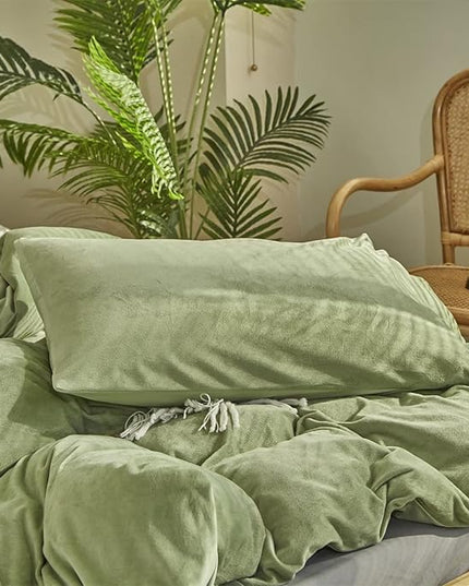 Houseri California King Sage Green Comforter Set Velvet Warm Fluffy Light Green Micromink Sherpa Bedding Sets Grass Green Extra Soft Comfy Comforters Flannel Fuzzy Bed Quilts Blankets Cal King Size