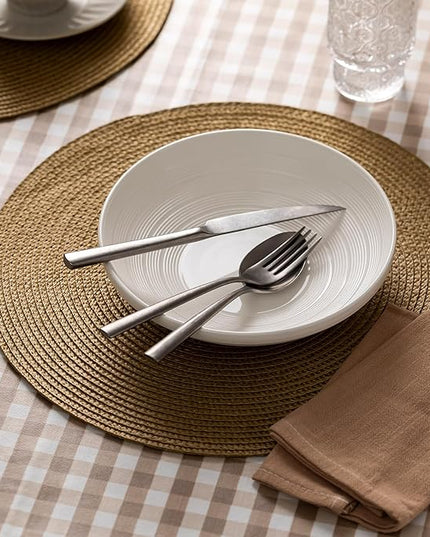 Round Placemats Set of 6 Plastic Woven Placemats Washable Wipeable Table Mats for Dining Table Heat Resistant Non-Slip Circle Place Mats (Tan)