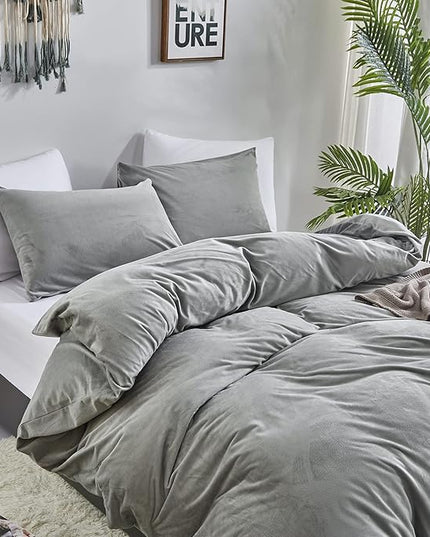 CLOTHKNOW Grey Fluffy Queen Comforter Set Velvet Bedding Comforter Sets Soft Gray Queen Comforter Flannel Comforter with 2 x Pillow Cases
